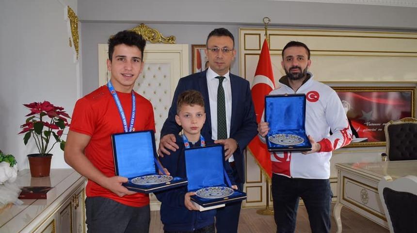 Şampiyon sporculardan Kaymakam G&uuml;ney&rsquo;e ziyaret
