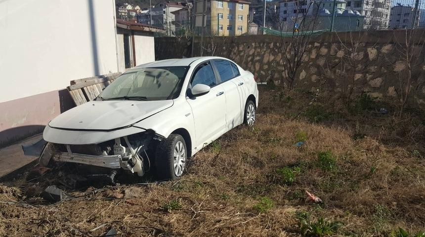 Virajı alamayan otomobil, evin bah&ccedil;esine u&ccedil;tu