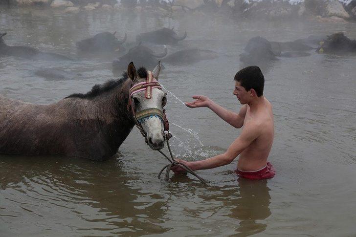 Dondurucu soğukta atlarıyla yüzüyorlar G1