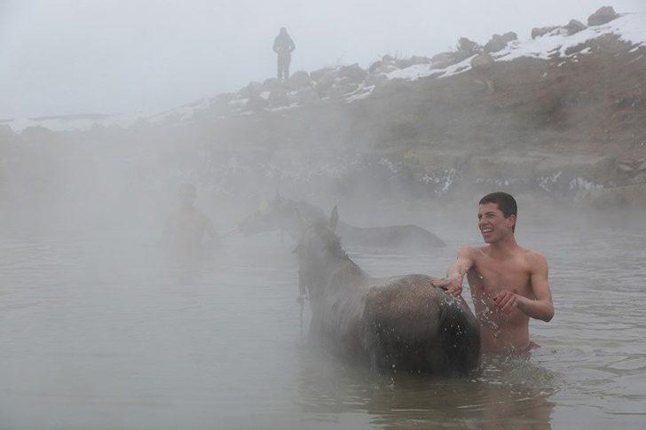 Dondurucu soğukta atlarıyla yüzüyorlar G2