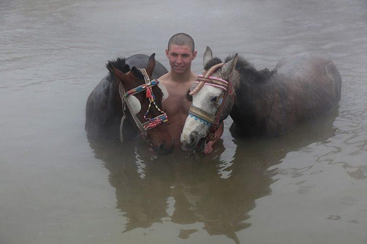 Dondurucu soğukta atlarıyla yüzüyorlar G3