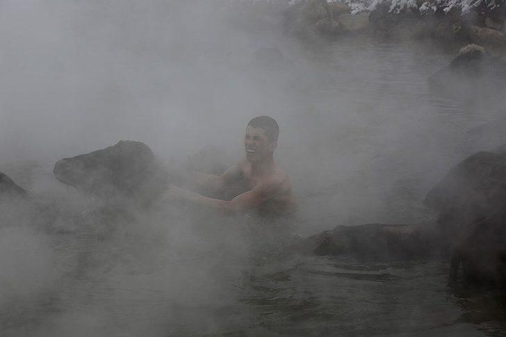 Dondurucu soğukta atlarıyla yüzüyorlar G4