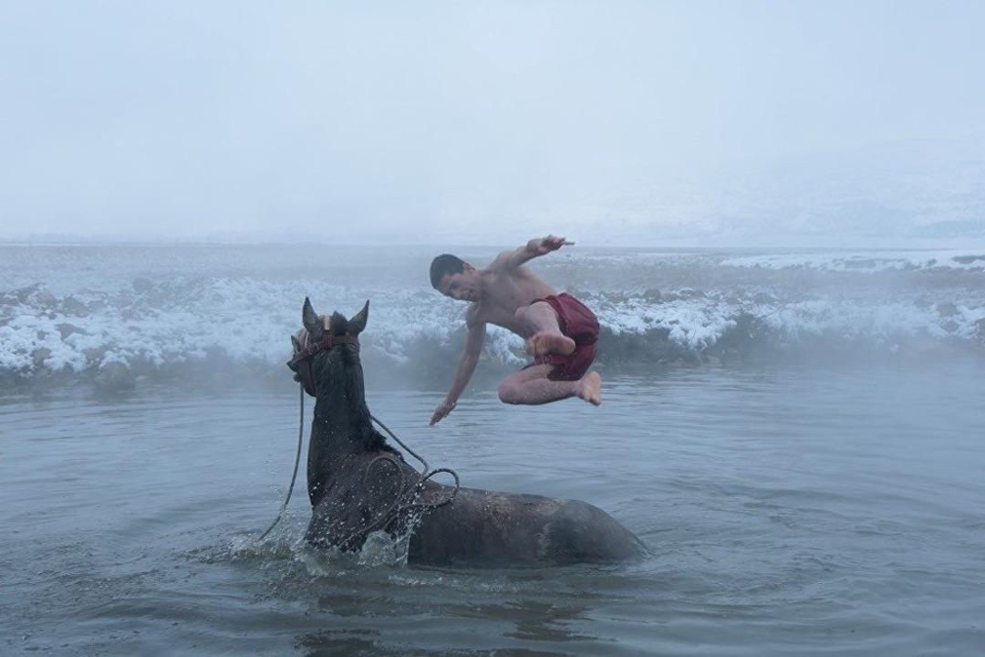 Dondurucu soğukta atlarıyla y&uuml;z&uuml;yorlar