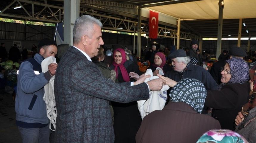 Başkan Karataş vatandaşlara bez  torba dağıttı