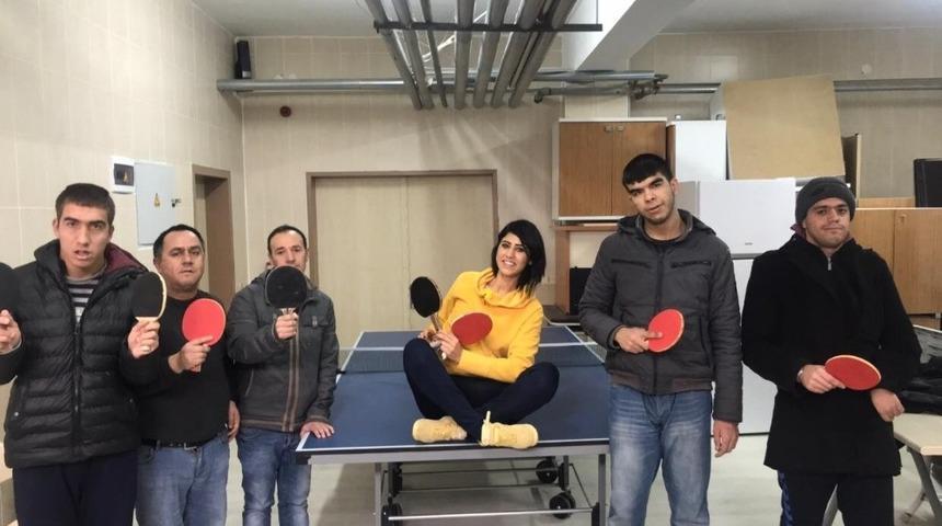 Bedensel Engellilerin motivesi i&ccedil;in boccia yaptırıyor