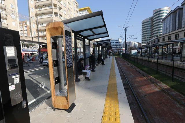 Büyükşehir Belediyesinden tramvay duraklarına solar şarj istasyonu