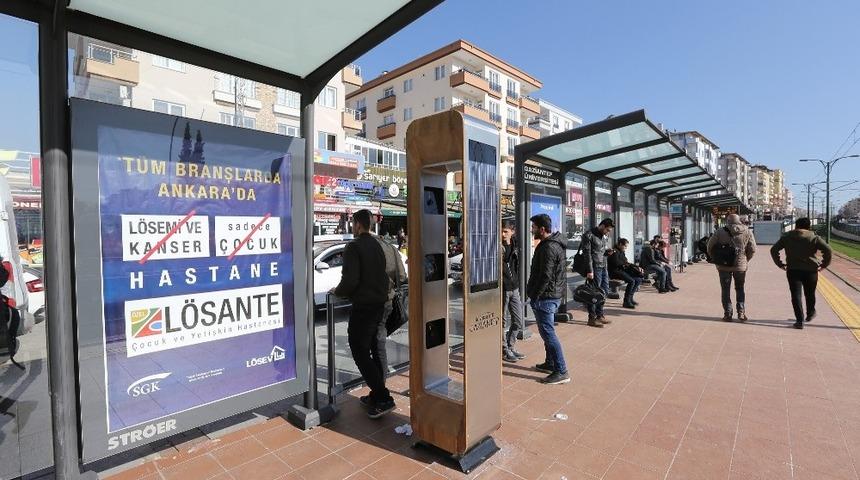 B&uuml;y&uuml;kşehir Belediyesinden tramvay duraklarına solar şarj istasyonu