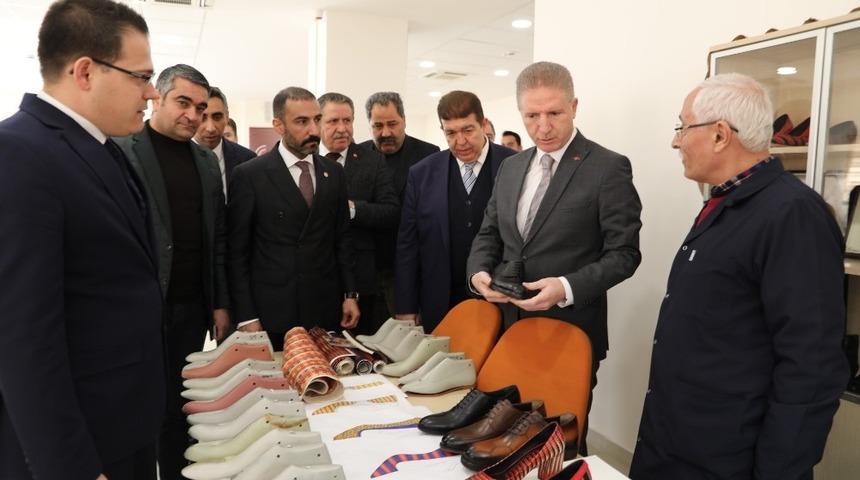 Vali G&uuml;l b&ouml;lgenin tasarım merkezini inceledi