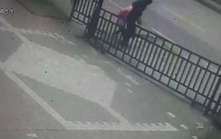 Sokak ortasında sapık şoku! Küçük kızı kucaklayıp kaçırmaya çalıştı! G2