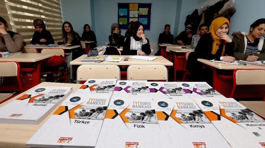 İpekyolu Belediyesinden 800 kursiyere 10 bin kaynak kitap