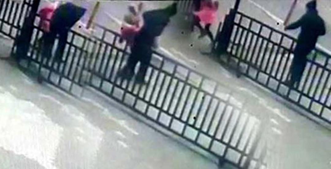 Sokak ortasında sapık şoku! K&uuml;&ccedil;&uuml;k kızı kucaklayıp ka&ccedil;ırmaya &ccedil;alıştı!