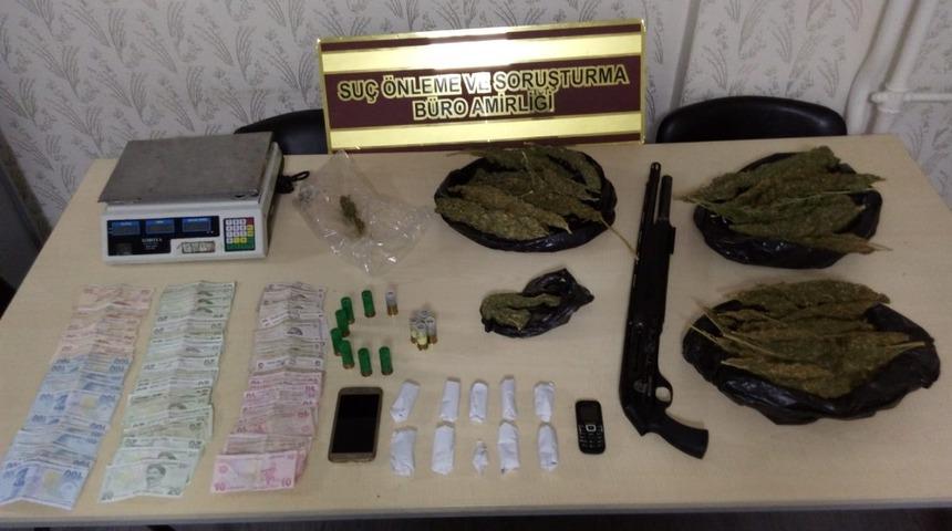 Uyuşturucu maddeyi tuvalete d&ouml;kmeye &ccedil;alışırken yakalandı