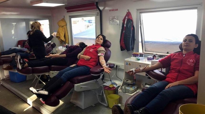 Gen&ccedil;ler kan bağışında bulundu