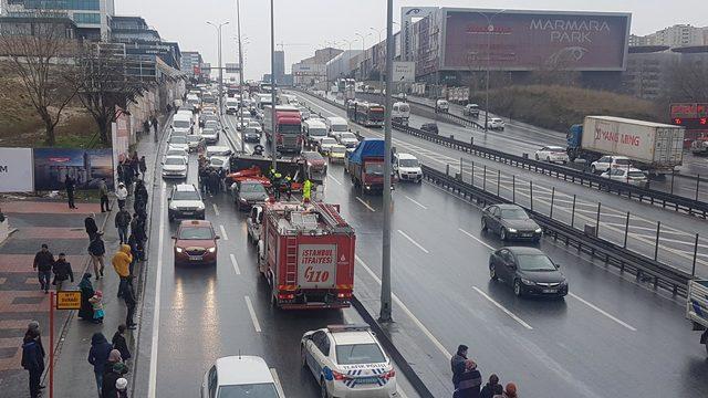 Beylikdüzü D-100 karayolunda vinç devrildi (1)