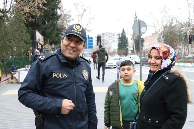 Trafik polisinden yayalara broşürlü uyarı