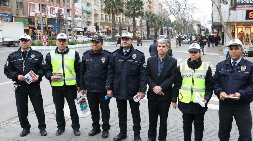 Trafik polisinden yayalara broşürlü uyarı