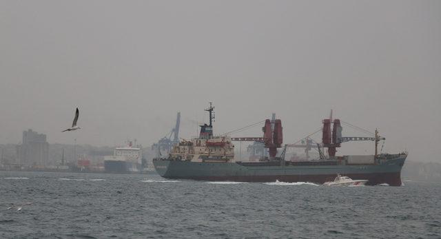 Rus askeri kargo gemisi İstanbul Boğazı'ndan geçti