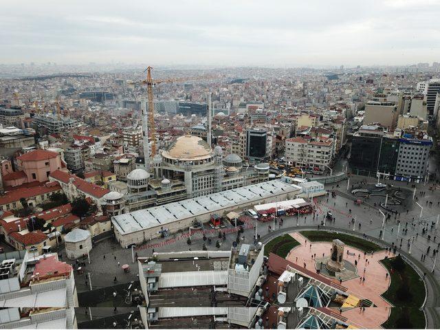  (Havadan fotoğraflarla) Taksim Camii'nin alemi yerleştirildi