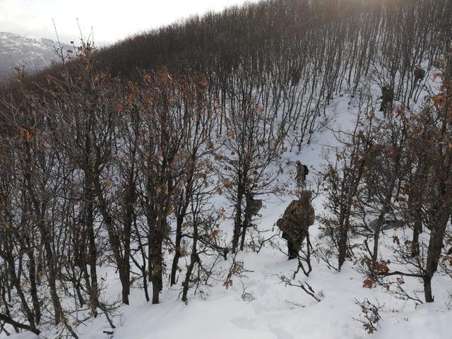 Mehmetçik’ten soğuk ve karlı havada terör operasyonu