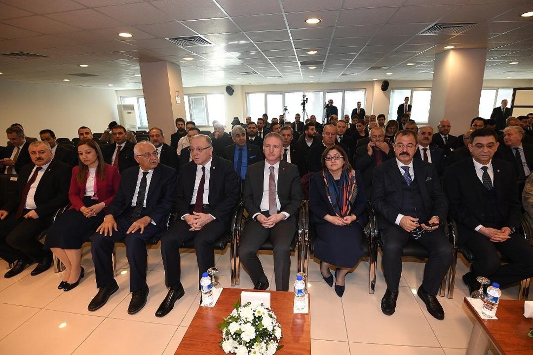 Vali G&uuml;l 8.PENTEX fuarında sekt&ouml;r hakkında &ouml;nemli a&ccedil;ıklamalarda bulundu