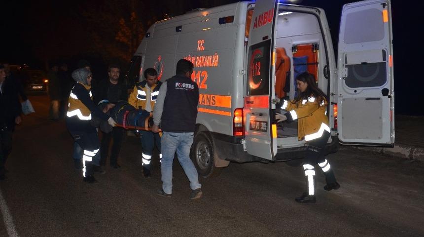 Camiden d&ouml;nen yaşlı adama otomobil &ccedil;arpıp ka&ccedil;tı