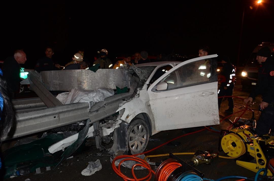 Kocaeli'de otomobil bariyerlere ok gibi saplandı