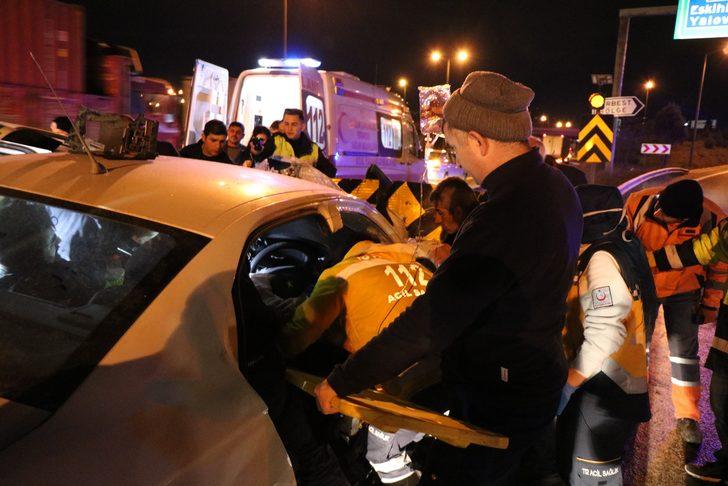 Kocaeli'de otomobil bariyerlere ok gibi saplandı G3