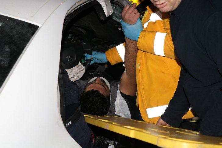 Kocaeli'de otomobil bariyerlere ok gibi saplandı G5