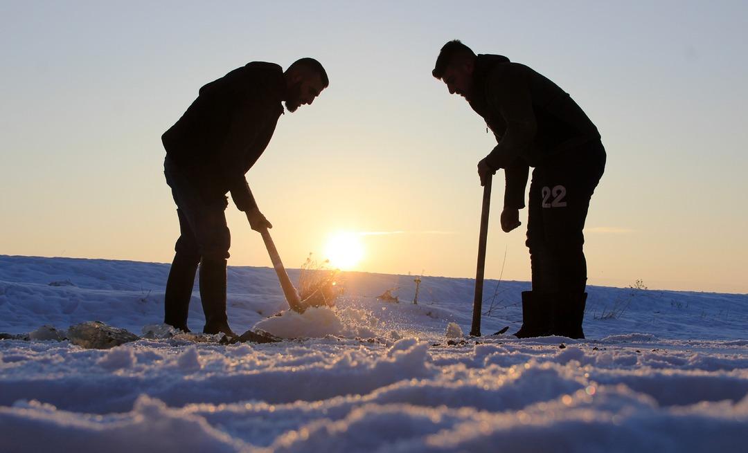 Eksi 20 derecede Eskimo usul&uuml; balık avı 
