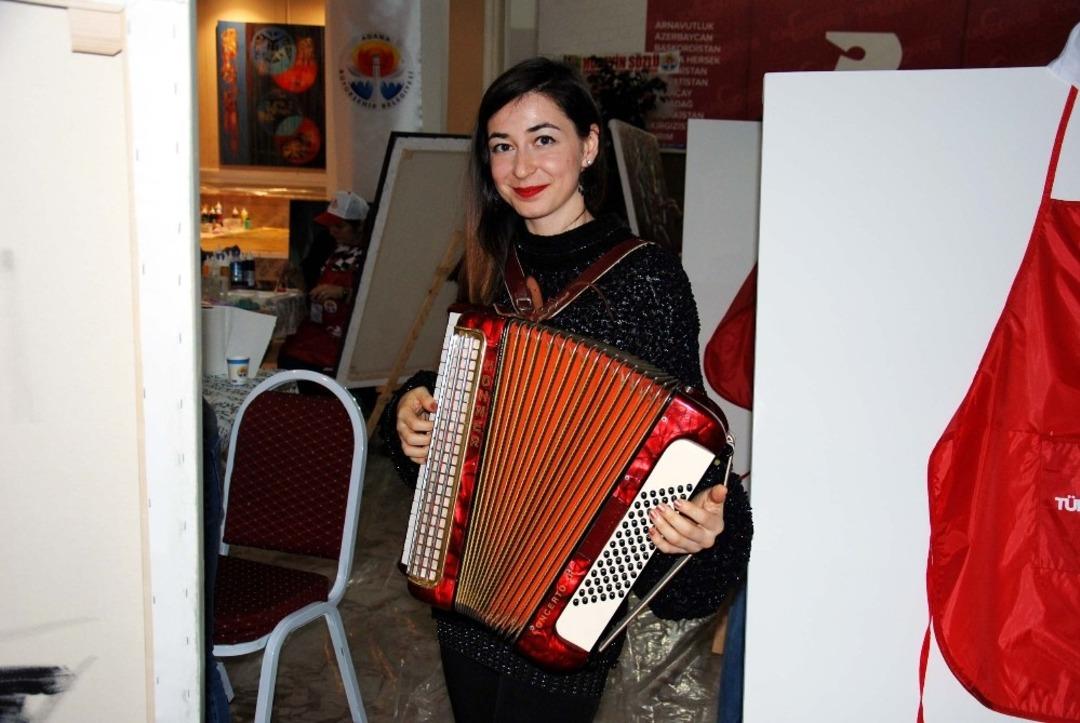 Sanat&ccedil;ılara akordiyonla motivasyon sağlıyor