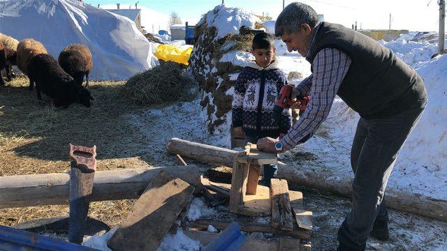 Torunlarına el emeği kızak hediye etti