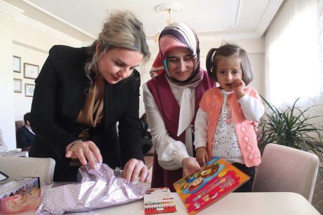 Vali Memiş’in eşi Sibel İnci Memiş,  şehit ailelerini yalnız bırakmıyor