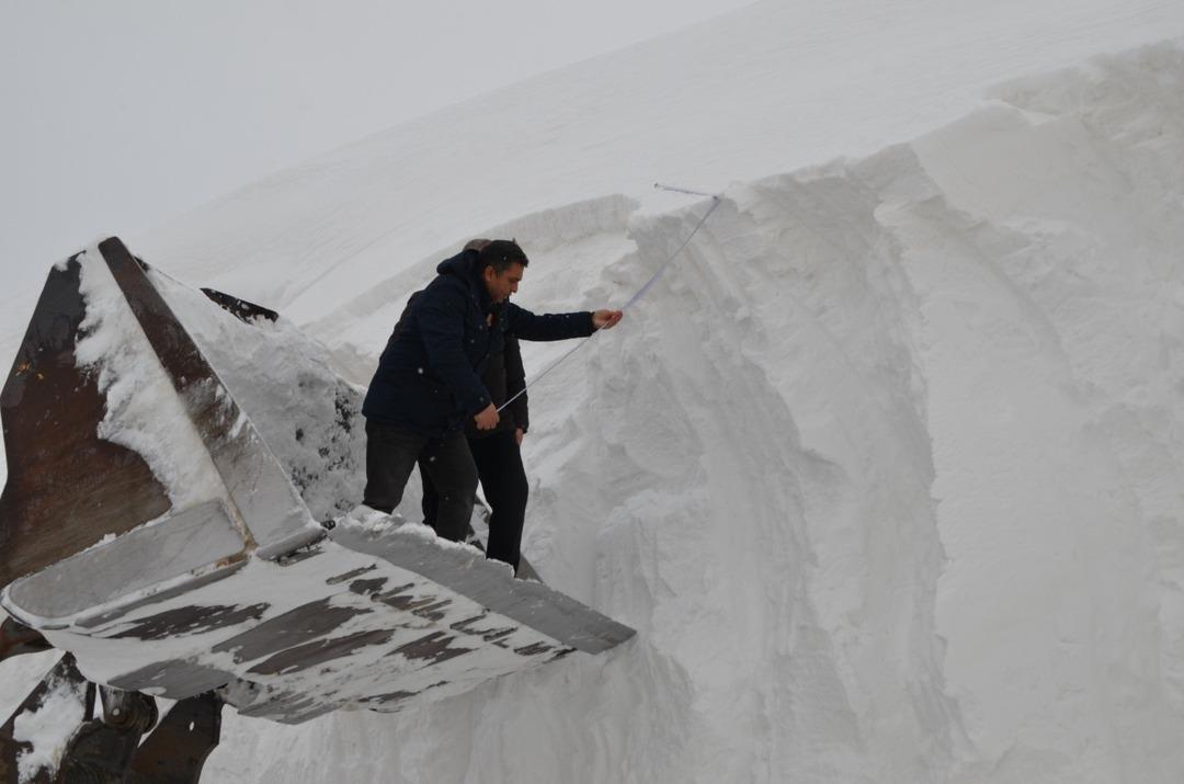 Kar kalınlığı 10 metreye ulaştı! 9 k&ouml;ye hala ulaşım sağlanamadı