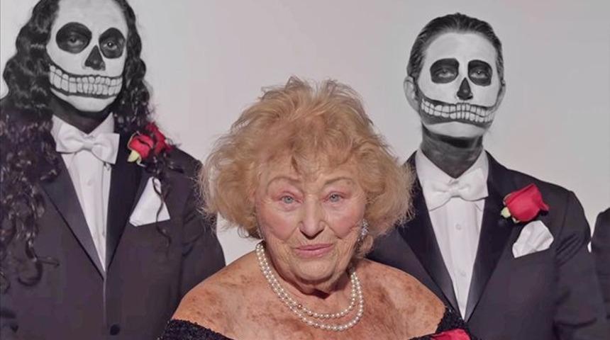 Metal grubunda solistlik yapan büyükanne Inge Ginsberg