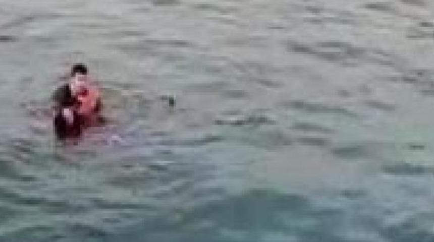 Çevik Kuvvet polisi, denize düşen genç kızı böyle kurtardı