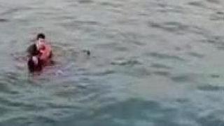 Çevik Kuvvet polisi, denize düşen genç kızı böyle kurtardı