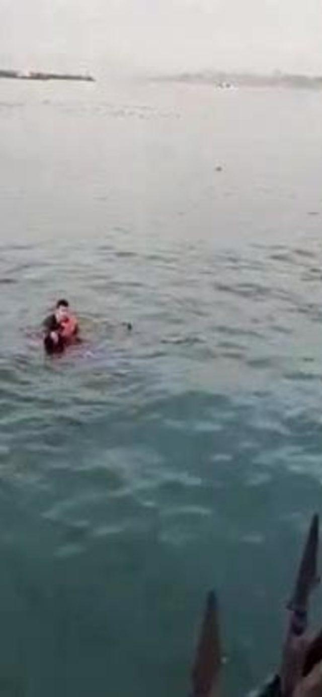 Çevik Kuvvet polisi, denize düşen genç kızı böyle kurtardı