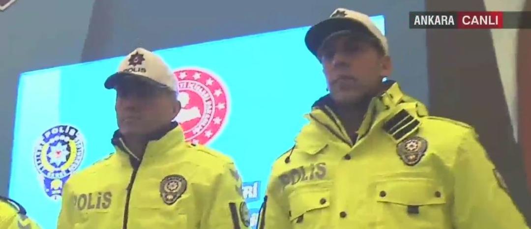 Yeni polis kıyafetleri! Trafik polislerinin yeni kıyafetleri canlı yayında tanıtıldı