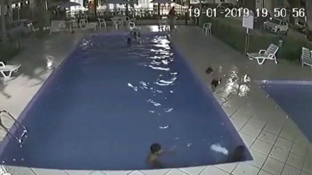 Yetişkin havuzuna giren çocuğu boğulmak üzereyken güvenlik görevlisi kurtardı