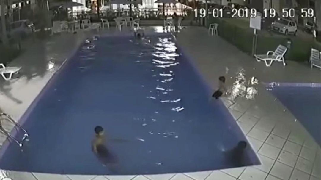 Havuzda korku dolu anlar! Son anda b&ouml;yle kurtarıldı