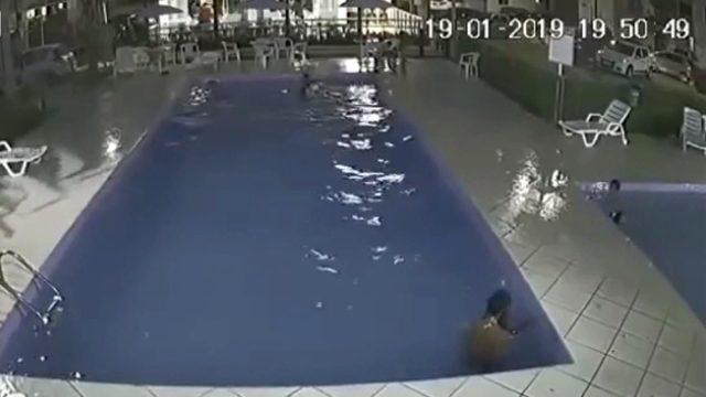 Yetişkin havuzuna giren çocuğu boğulmak üzereyken güvenlik görevlisi kurtardı
