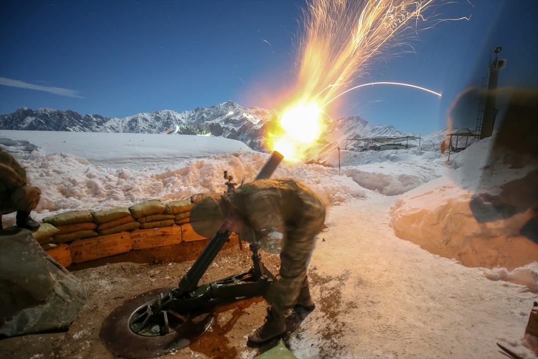 Karla kaplı dağlarda ter&ouml;rle zorlu m&uuml;cadele