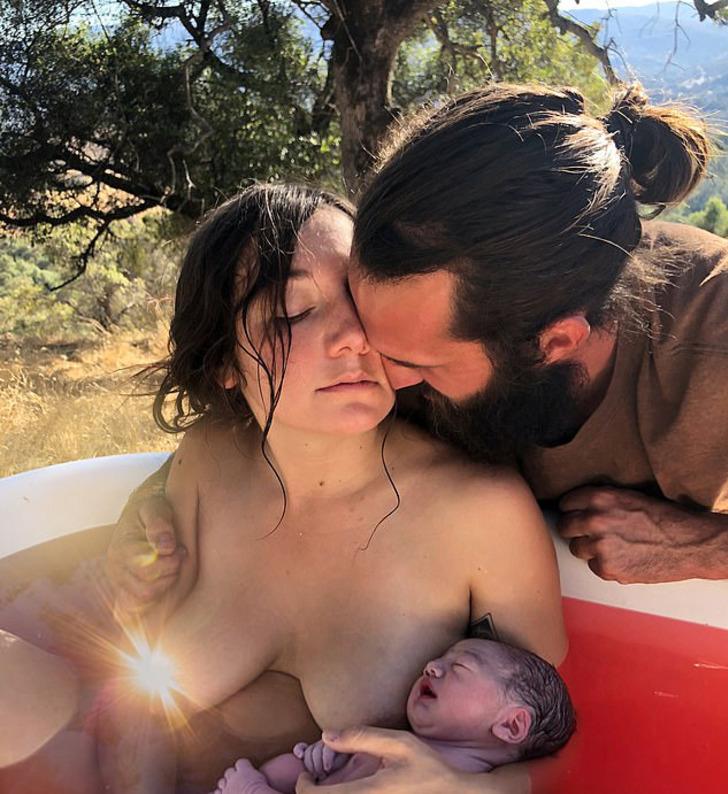 Annesinin korkutan hikayeleriyle büyüdü, küvette doğum yaptı G2