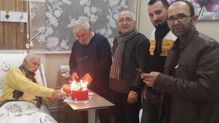 Usta oyuncu Eşref Kolçak'a hastane odasında sürpriz doğum günü