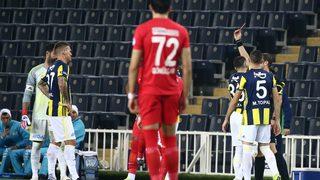 Martin Skrtel VAR kararı sonrası kırmızı kartla oyun dışında kaldı