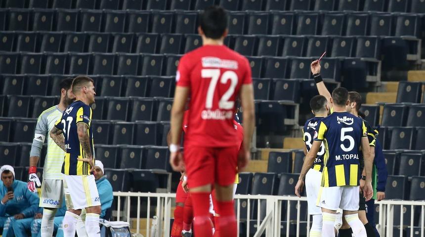 Martin Skrtel VAR kararı sonrası kırmızı kartla oyun dışında kaldı