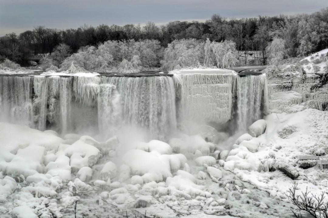 Buz tutmuş Niagara Şelalesi&rsquo;nden manzaralar 