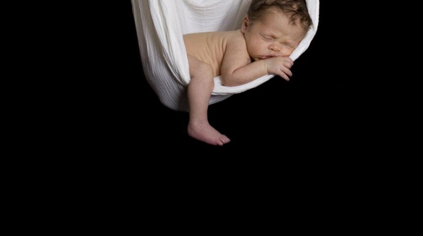 Bebeği sallayarak uyutmak zararlı mı? İşte bilimsel açıklama