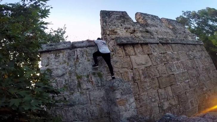 Kaleiçi surlarında 'macerasever' gezintisi! Sosyal medya ayağa kalktı G3