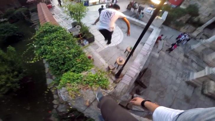 Kaleiçi surlarında 'macerasever' gezintisi! Sosyal medya ayağa kalktı G5